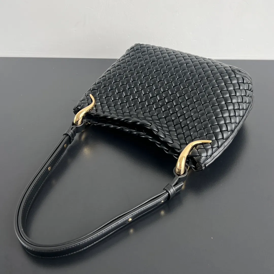 Batch 3000 #Bv 2023 early spring new product Clicker 730968 returns to the most classic small weave. The entire bag is made of lamb woven leather, which perfectly highlights the exquisite craftsmanship of our bottega. The metal at the fixed shoulder strap is made of Muse brass and is inspired by pipe clips. It highlights the sense of high-end temperament, intellectual elegance 💓The interior capacity is large enough for daily needs, and will be young and fashionable. The modern style runs through it, and the one strongly recommended by Internet celebrity bloggers will capture your heart! 💕 Size: 27x19x11.5